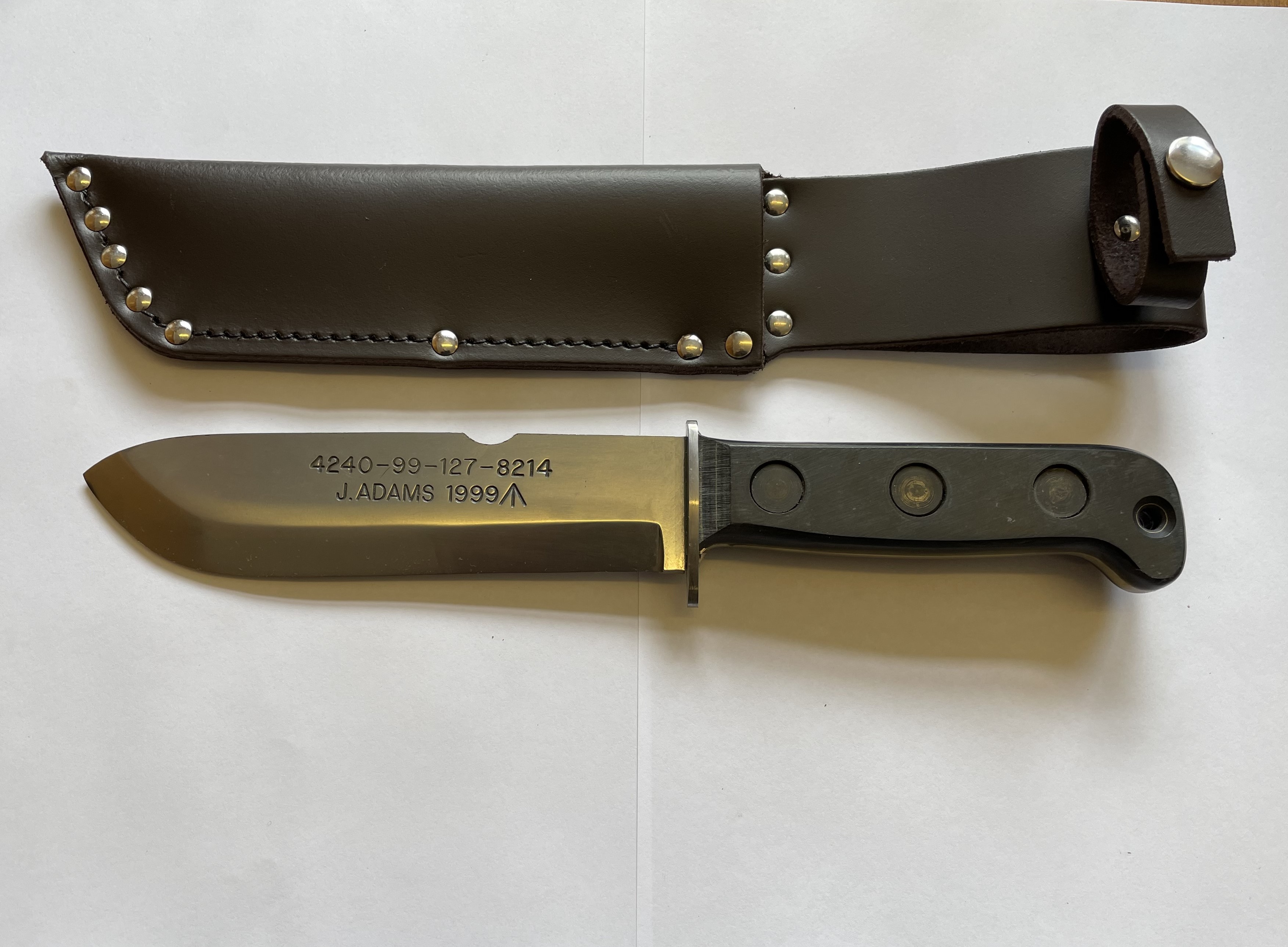SURVIVAL KNIFE WITH STRIKING NOTCH, BLACK FIBRE HANDLE